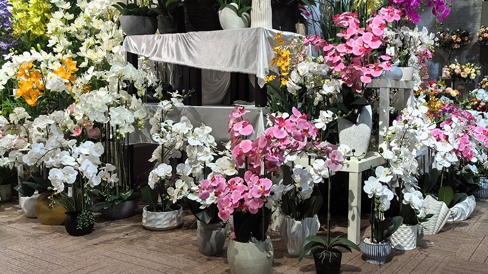 15 Blooming All Year Round Exploring the Versatility of Artificial Flowers in Seasonal Decorations-01.jpg 